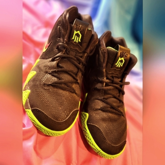 KYRIE 4 HALLOWEEN EDITION YOUTH 7 GREAT CONDITION ZERO TREAD WEAR NIKE - Picture 3 of 6